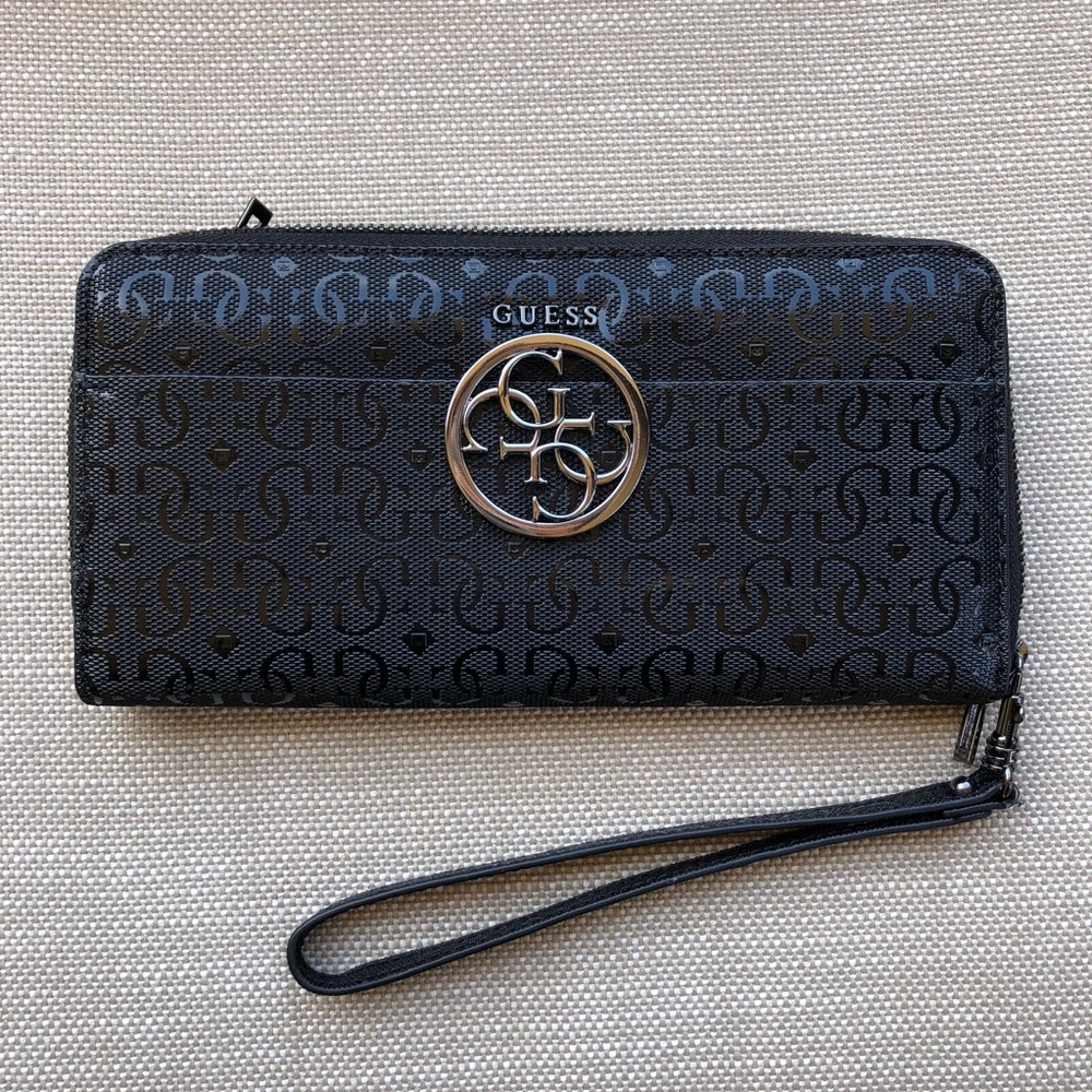 Guess clutch
